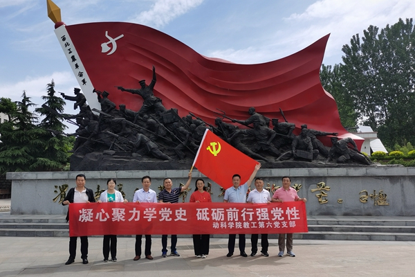 渭华起义纪念馆合影留念.jpg