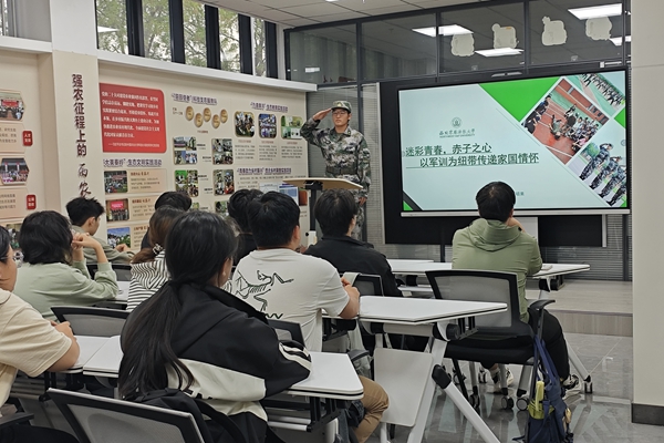 学长进行自我介绍.jpg