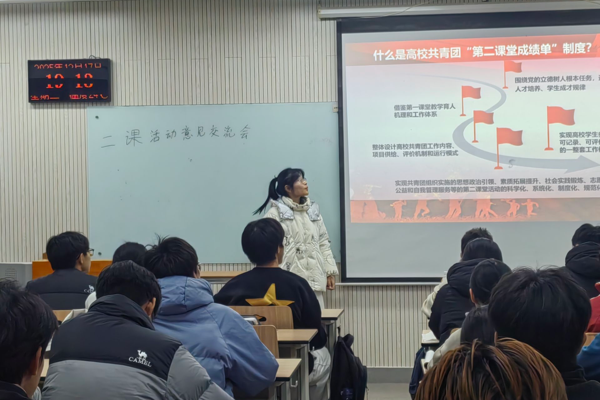 图一 素拓部志愿者讲解高校共青团“第二课堂成绩单”制度.jpg