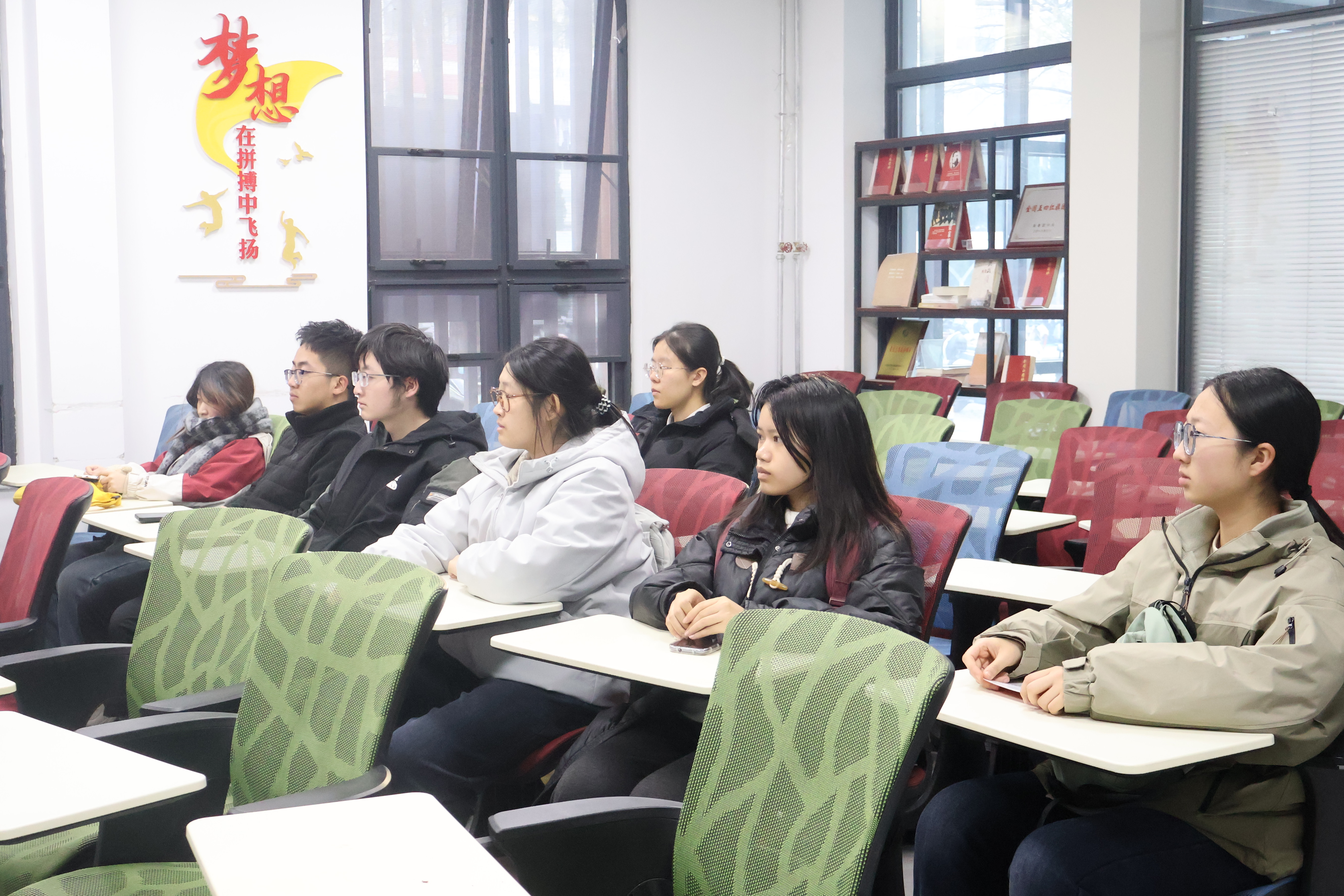 图二 同学们认真学习优秀共产党员的经验.JPG