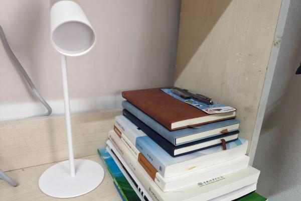 图二 王宇杰和他的书本.jpg