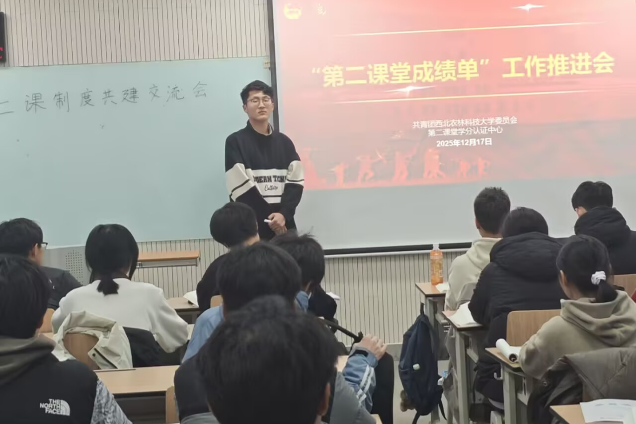 图二 :胡锦耀同学耐心解答同学问题.jpg
