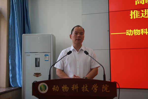 图二：曹军会书记结合农业强国建设规划，为同学们讲授团课核心要义.jpg