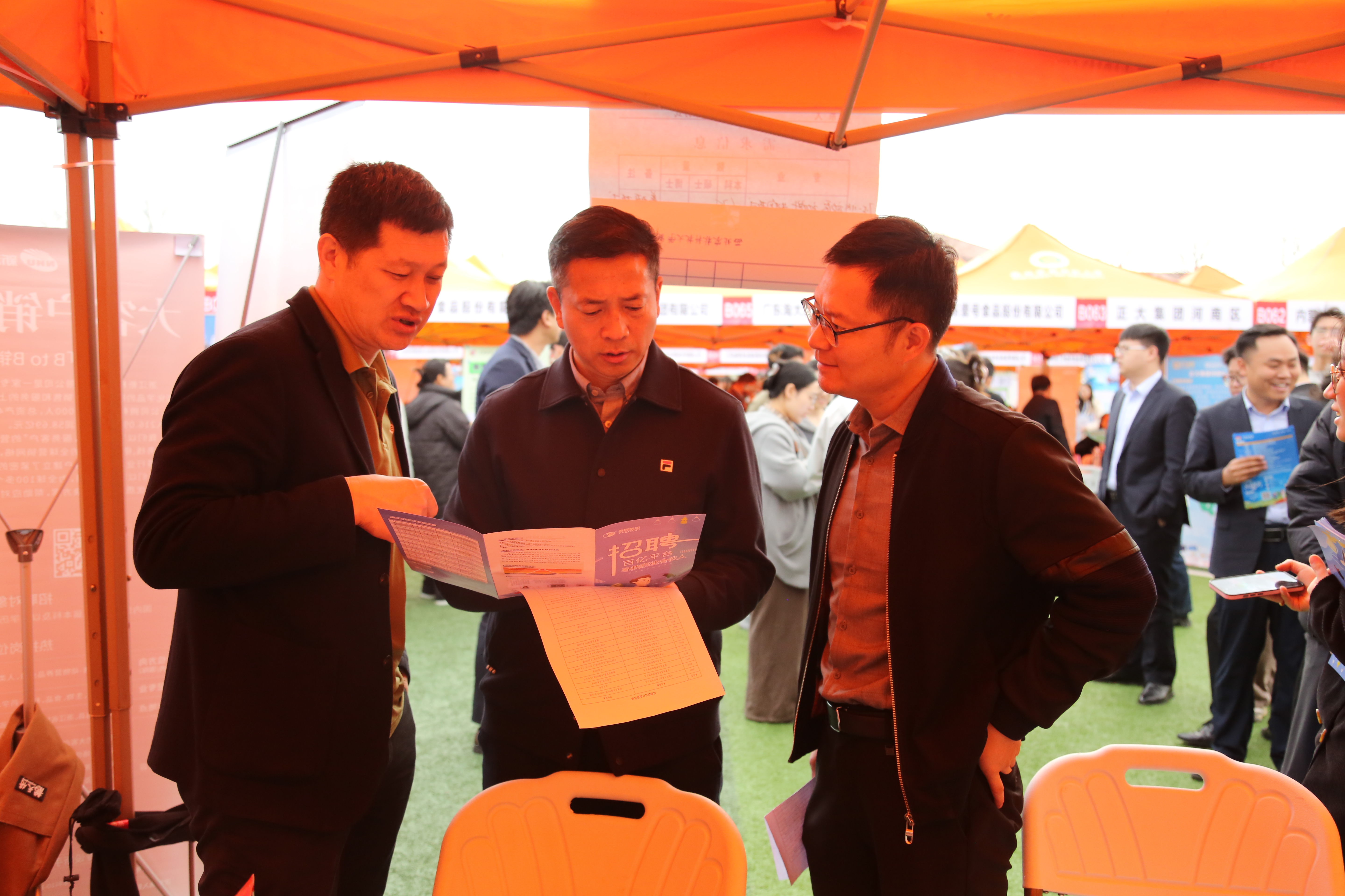 2.学院党委书记张朝阳一行与用人单位交流.JPG