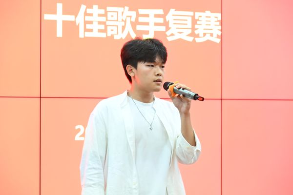 图四 康震群演唱特写.JPG