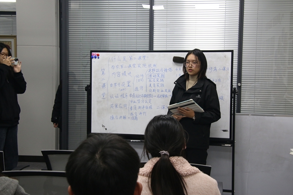 图一 田佳滢同学认真解读二课相关概念.jpg