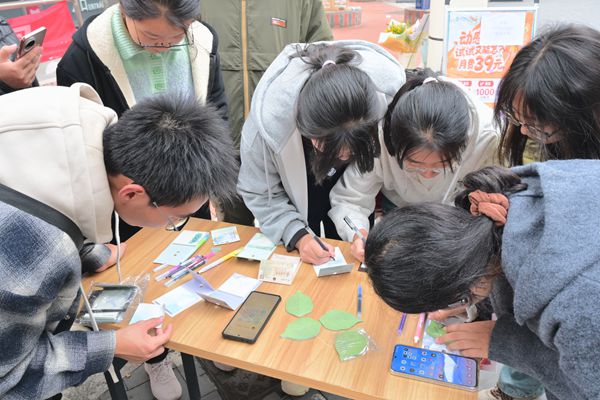 同学积极参加活动.jpg