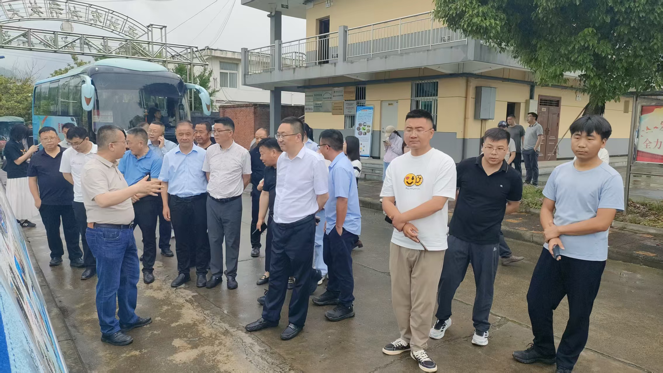 吉老师介绍试验站基本情况.jpg