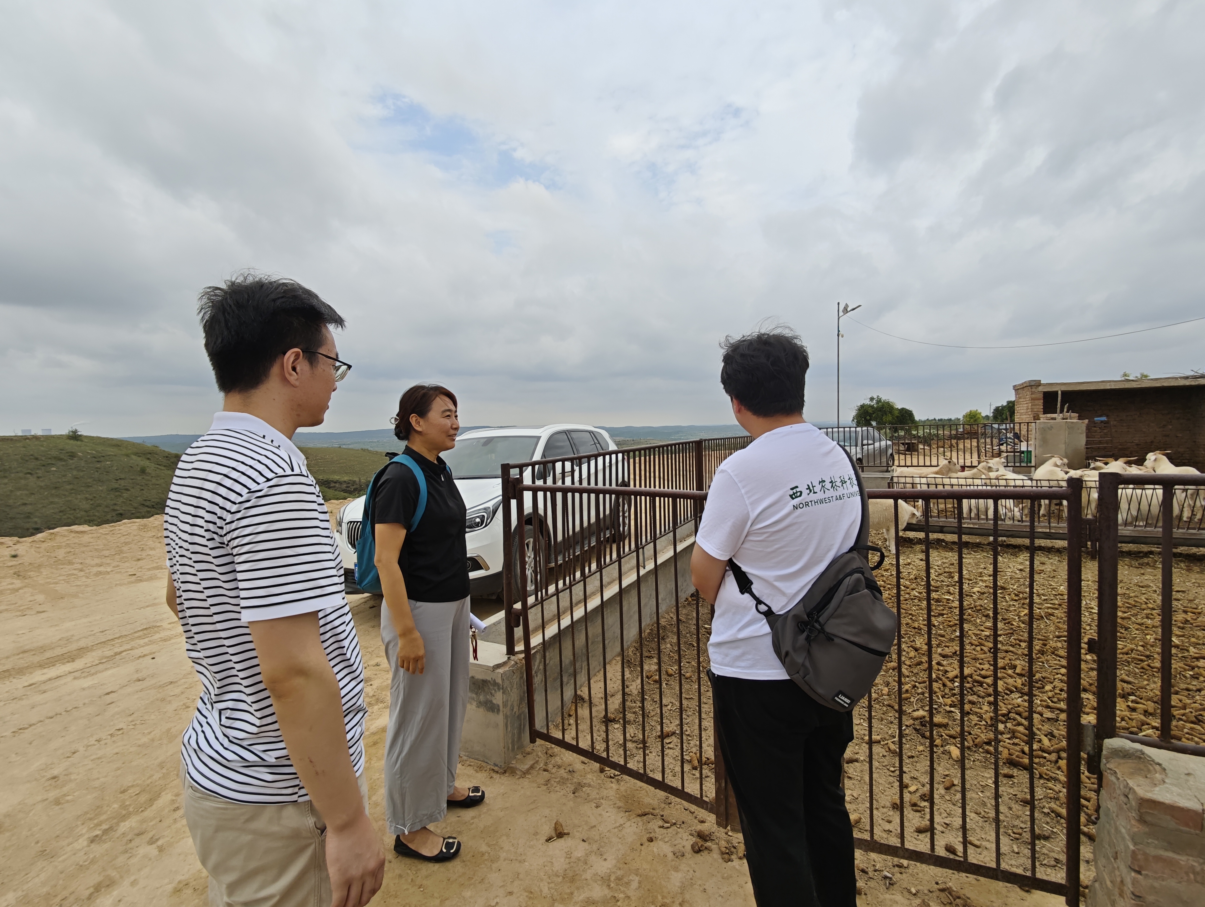 图片三 队长杨博华与中农师生沟通交流.jpg