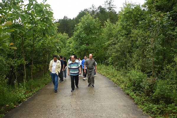 c89243184ef34f11aa4c8f5797a57679.jpg 图2 实践队前往羚牛园.JPG