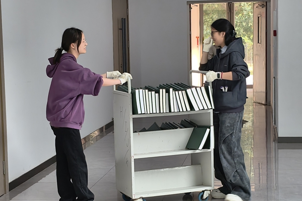 图三 志愿者辛勤搬运图书_副本.jpg