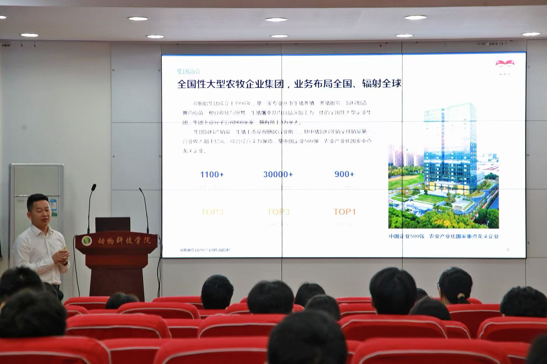图2  总经理覃兴彬进行讲解.jpg
